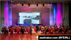 Döwlet simfoniki orkestriniň Mukamlar köşgünde geçirilen konserti. Aşgabat, 2022-nji ýylyň 28-nji awgusty.