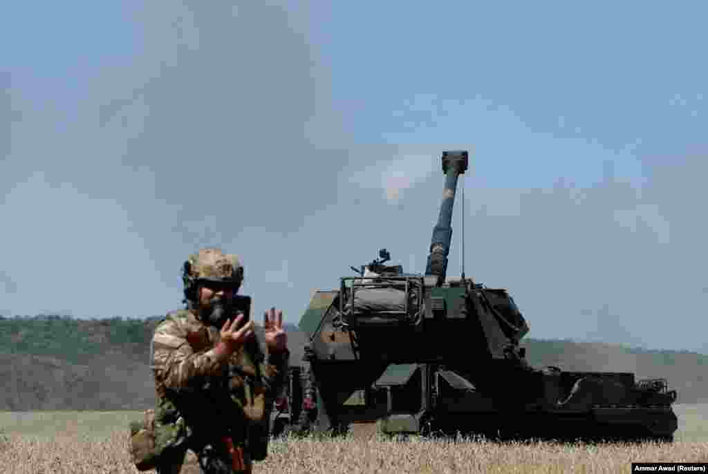 The primary armament of the Krab is its 155-mm, 52-caliber main gun barrel, which is designed to fire a variety of NATO-used projectiles. Sustained rates of fire are approximately 18 rounds in three minutes.