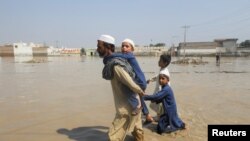 Pakistan. Suw joşgunyndan ejir çeken maşgala