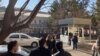 Активисты и журналисты перед зданием Мирабадского районного суда по уголовным делам, 20 января 2022 года. 