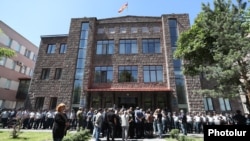 Armenia - The parents of soldiers killed in the 2020 war in Nagorno-Karabakh protest outside the Supreme Judicial Council building in Yerevan, May 26, 2022.
