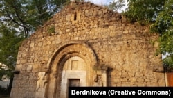 Egy 2018-as fotó a visszafoglalt Hadrut régióban található Szűzanya-templomról. A bejárat felett örmény felirat