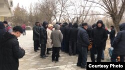 Жаңаөзен әкімдігі алдында наразылық танытып тұрған тұрғындар. Ақпан айы, 20222 жыл. 