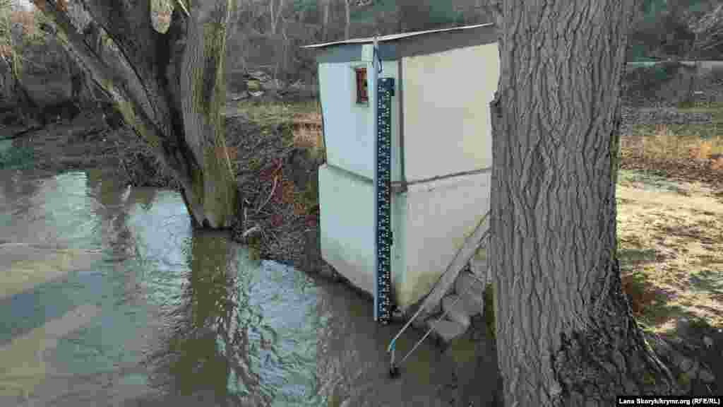 А тепер – непарадний Крим. Село Суворове. За допомогою водомірної рейки вимірюють рівень води у річці. Більше – у фотогалереї Крим.Реалії 