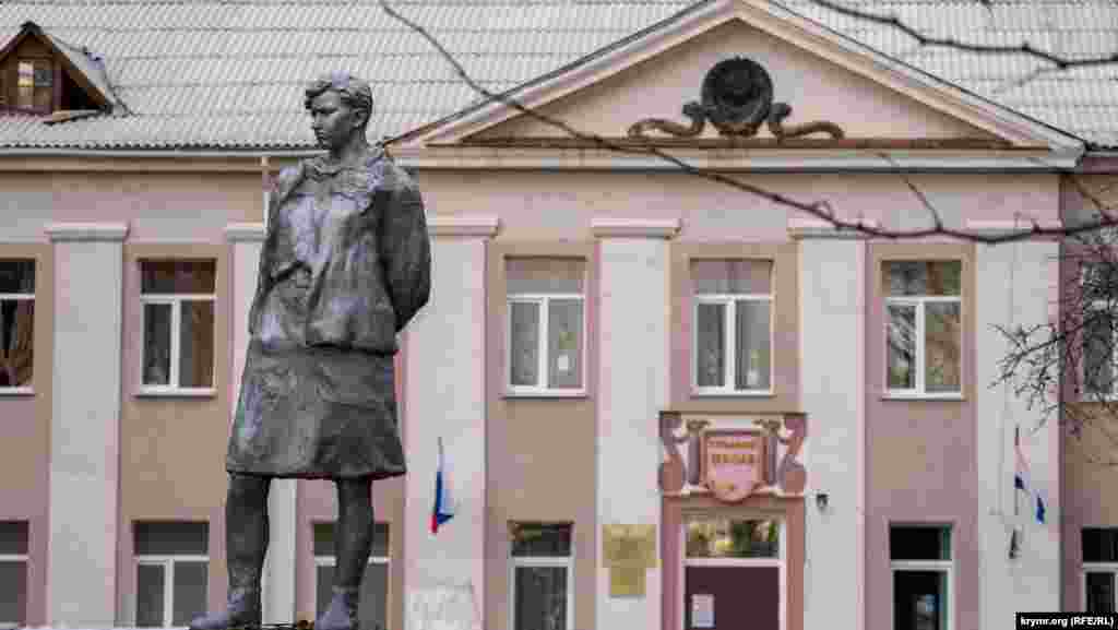 Пам'ятник Зої Космодем'янській перед середньою школою №2, що носить її ім'я. Згідно з офіційною версією СРСР, вона служила в диверсійно-розвідувальній групі штабу радянського Західного фронту, яку закинули восени 1941 року в німецький тил. Зою схопили і повісили нацисти. Вона – перша жінка, удостоєна звання Героя Радянського Союзу в Другій світовій війні