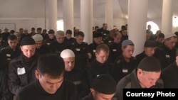 Мөселман тоткыннар намаз укый