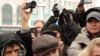 Представители СМИ на площади Республики. Алматы, 17 января 2012 года. Иллюстративное фото.