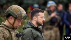 Președintele Ucrainei, Volodimir Zelenski, a vizitat miercuri orașul eliberat Izium.