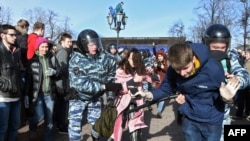 Мәскәү полициясе коррупциягә каршы чыгучыларны тоткарлый