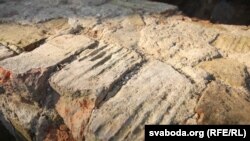 Па гэтай цэгле-пальчатцы вызначылі час пабудовы рэзыдэнцыі