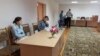 Згодна з інструкцыяй асуджаныя «на хімію» заходзяць на ўчастак для галасаваньня па трое