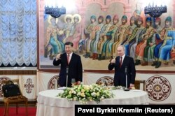 Hytaý halk respublikasynyň başlygy Si Szinpin we rus prezidenti Wladimir Putin Kremlde geçirilen çärä gatnaşýar. Moskwa, 2023-nji ýylyň 21-nji marty