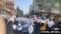 شماری از زنان معترض که خواهان ادامه کار و فرصت های آموزش به زنان و دختران اند 
