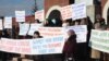 Gyrgyzystanly mugallymlar protest şygarlary bilen çykyş edýärler. Ýeti-Oguz, Yssyk-Köl welaýaty, 13-nji dekabr, 2010. 