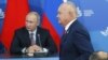 Російський телеведучий Ведучий Дмитро Кисельов (праворуч) і президент РОсії Володимир Путін (ліворуч) на економічному форумі. Росія, Владивосток, 11 вересня k2018 року