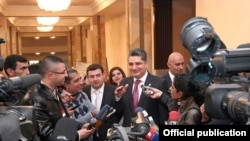 Վարչապետ Տիգրան Սարգսյանը Ազգային ժողովում զրուցում է լրագրողների հետ, 26 հոկտեմբեր, 2011