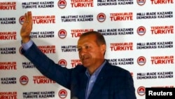 Tayyip Erdogan salutînd după anunțul victoriei în alegeri