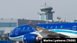 AZAL ադրբեջանական ընկերության ուղևորատար ինքնաթիռը Դոմոդեդովոյի միջազգային օդանավակայանում, արխիվ, Մոսկվա: