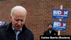 Joe Biden părăsind o secție de votare