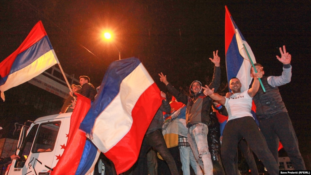 Tri sedmice nakon što su pristalice Demokratskog fronta proslavile pobjedu Jakova Milatovića iz "Evropa sad" (fotografija od 14. marta iz Nikšića), koga su podržali na izborima, iz te stranke pokreće se opštinska inicijativa za povlačenje priznanja Kosova od strane Crne Gore. 