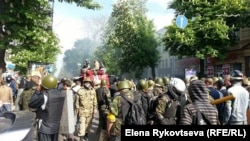 Football fans and self-defense forces await the "anti-Maidan" activists.