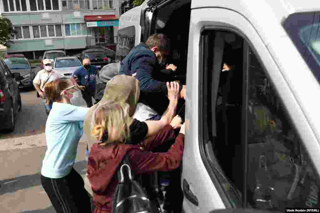An RFE/RL Belarus Service correspondent witnessed unidentified men attack Sevyarynets near his home and drag him into a van. Supporters of the opposition politician tried to protect him from kidnapping. 