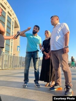 Alişer Sahatow (çepde) we beýleki türkmen aktiwistleri Türkmenistanyň diplomatik korpusynyň wekilleri tarapyndan rehimsiz urlandygy barada, türk žurnalistlerine interwýu berýärler. Stambul, 2021-nji ýyl