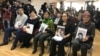 Родственники задержанных в Китае этнических казахов на пресс-конференции в Астане. 7 декабря 2017 года.