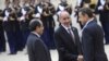 Preşedintele Franţei Nicolas Sarkozy (dreapta) strânge mâna liderului rebelilor libanezi Mustafa Abdel Jalil
