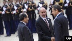 Preşedintele Franţei Nicolas Sarkozy (dreapta) strânge mâna liderului rebelilor libanezi Mustafa Abdel Jalil