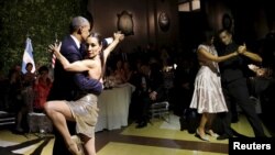 Președintele Barack Obama și soția sa Michelle dansează un tangou întimpul dineului de stat oferit de președintele Argentinei, Mauricio Macri la Buenos Aires