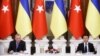Erdoğan török elnök közvetítő szerepre jelentkezett be Oroszország és Ukrajna között Kijevben. Itt az ukrán államfővel tart közös sajtóértekezletet 2022. február 3-án