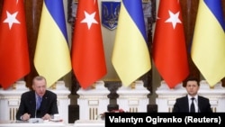 Erdoğan török elnök közvetítő szerepre jelentkezett be Oroszország és Ukrajna között Kijevben. Itt az ukrán államfővel tart közös sajtóértekezletet 2022. február 3-án