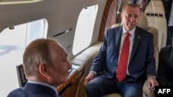 Путин и Эрдоган осматривают самолеты в Жуковском