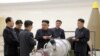 Liderul nord-korean Kim Jong Un cu specialiștii săi în programul nuclear