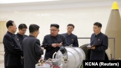 Liderul nord-korean Kim Jong Un cu specialiștii săi în programul nuclear