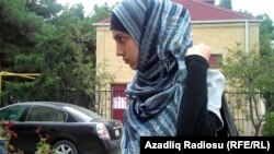 Азербайджан - Студентке в хиджабе запретили войти в Педагогический институт в Баку (архивное фото)