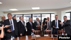 Հայաստան -- Իշխող կոալիցիայի եւ ընդդիմադիր Կոնգրեսի ներկայացուցիչների բանակցությունների մեկնարկը, Երեւան, 18-ը հուլիսի, 2011թ.