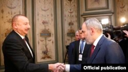 İlham Əliyev (solda) və Nikol Paşinyan, 2020-ci il 