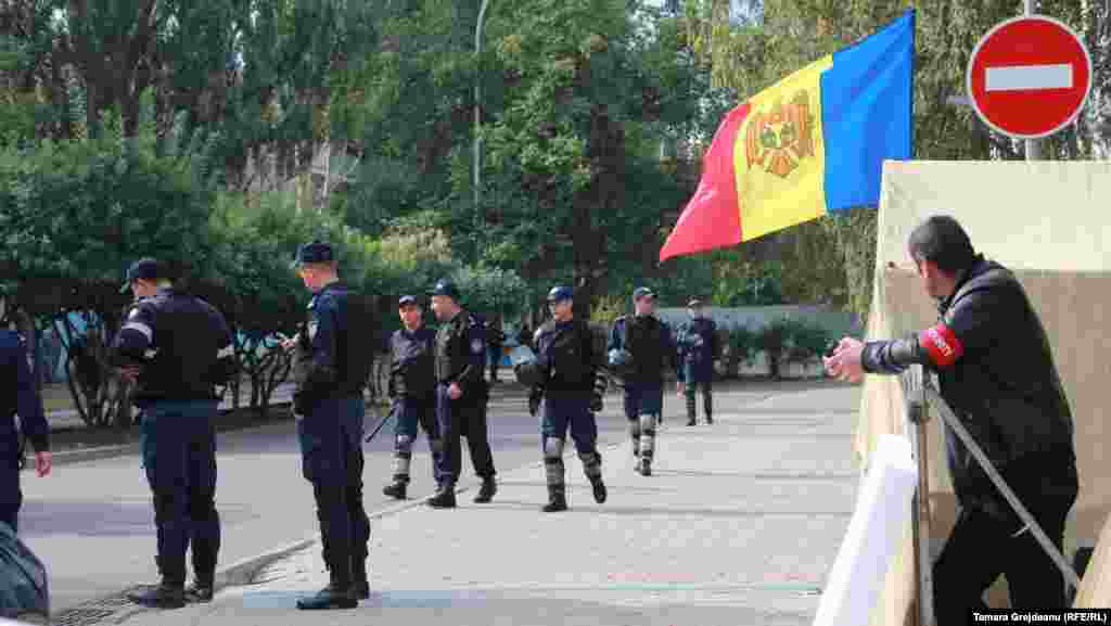  Zona protestului din fața clădirii Parlamentului de la Chișinău este supravegheată de zeci de polițiști.