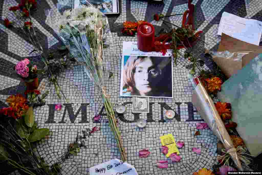 La mozaicul Imagine din secțiunea Strawberry Fields din Central Park s-au depus flori, candele, desene, scrisori și fotografii, pentru a marca 80 de ani de la nașterea lui Lennon, în New York City, SUA, 9 octombrie 2020.