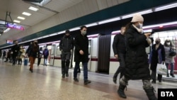 По думи на математика на Националния оперативен щаб за борба с коронавируса Николай Витанов през следващите седмици се очаква плавно покачване на дневния брой на новорегистрираните случаи.