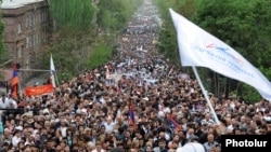 Supporters of the Prosperous Armenia party attend an election campaign rally in Yerevan on May 3.