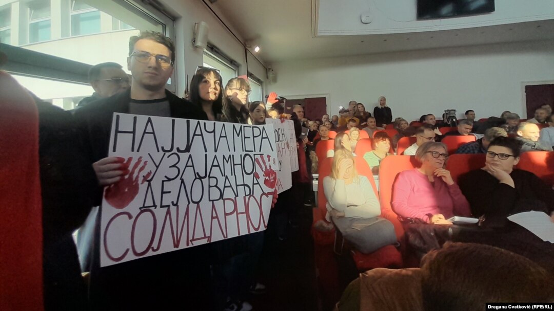 U salu gde se održavala javna rasprava ušla je grupa studenata koji protestuju zahtevajući odgovornost zbog stradanja putnika na Železničkoj stanici u Novom Sadu, 18. decembar 2024.