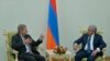 Եվրամիության Եվրոպական հարևանության քաղաքականության և ընդլայնման հարցերով Յոհաննես Հանը (ձ) և Հայաստանի նախագահ Սերժ Սարգսյանը: Երևան, 20-ը հոկտեմբերի: 