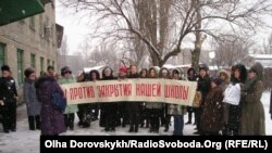 Протести проти планів закрити школи на Донеччині почалися ще взимку