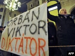 Protestçileriň esasy tankydy premýer-ministr Wiktor Orbana gönükdirildi.