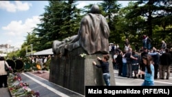 უცნობი ჯარისკაცის მემორიალი ვაკის პარკში. თბილისი, 9 მაისი 2016წ.