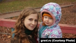 Maria Alyokhina and her son Filipp several years ago (photo from grani.ru)