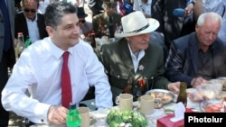 Վարչապետը ճաշում է Հայրենական պատերազմի վետերանների հետ, 9 մայիս, 2012